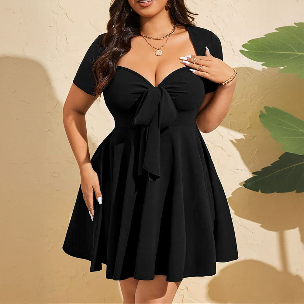 Vestido corto de mujer negro elegante con pliegues, escote en V, cordones y manga corta acampanada.