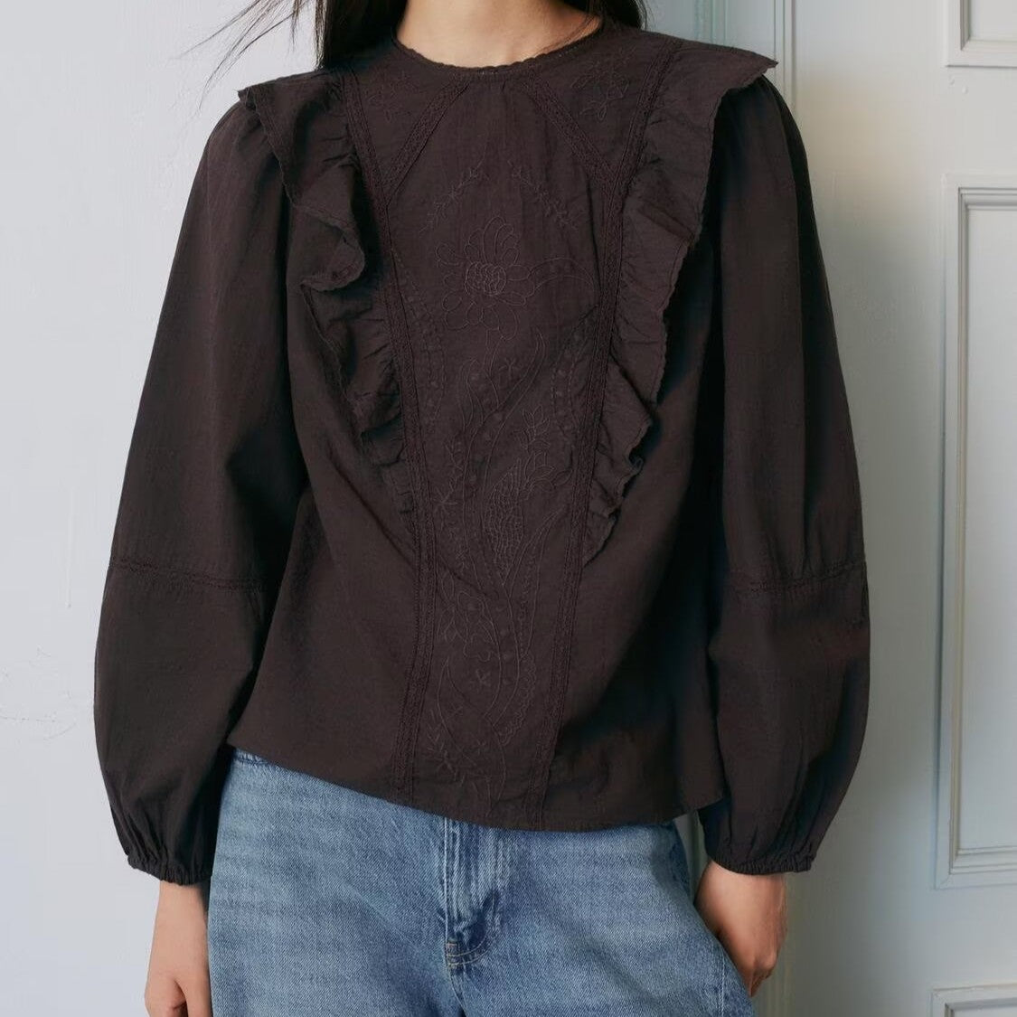 Camisa de mujer bordada con flores de color liso