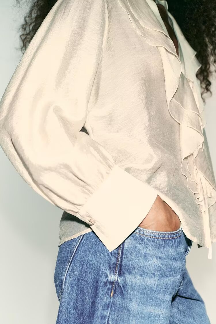 Camisa con lazo, decoración laminada y corte femenino de otoño
