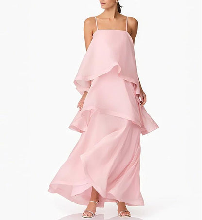 Elegante vestido rosa de tirantes finos con volantes y ondas multicapa a la moda
