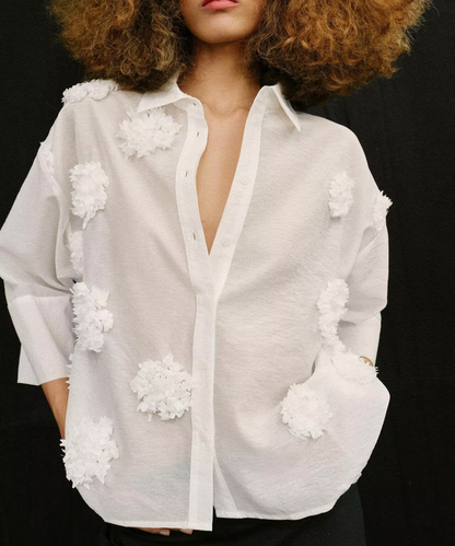 Chemise verticale pour femme à col polo et motif floral en relief, collection été