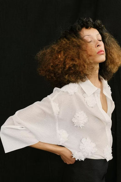 Chemise verticale pour femme à col polo et motif floral en relief, collection été