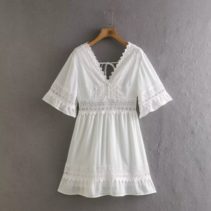 Vestido corto de verano con mangas acampanadas, calado, hueco y con costuras que adelgaza