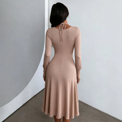 Robe midi ajustée à volants, taille cintrée, effet amincissant, col licou croisé, style bureau
