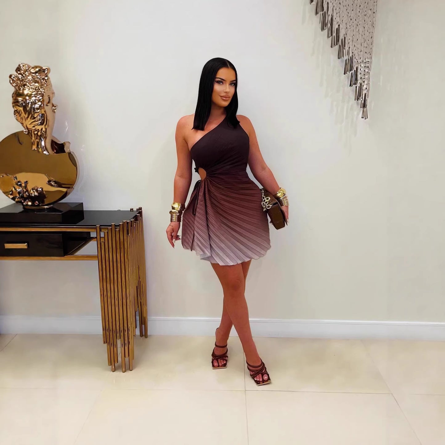 Robe Courte Sans Manches Couleur Unie Sexy Épaule Oblique Évidée Découpe Taille Plissée