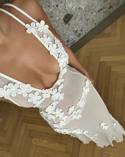 Vestido de encaje sin mangas con cuello de pico y costuras de encaje para mujer con cintura hueca y aberturas.