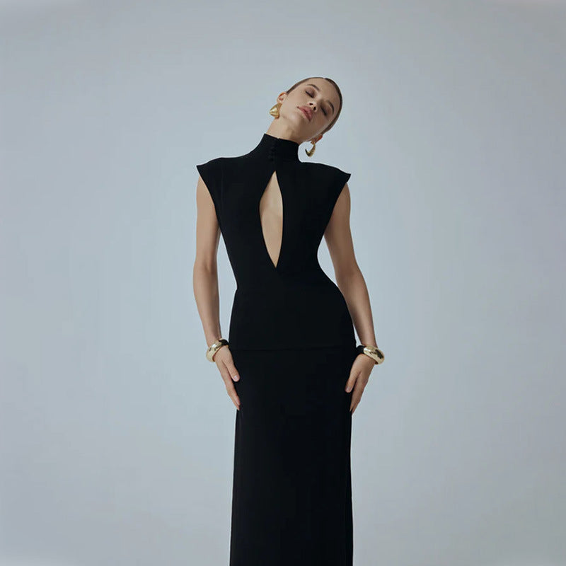 Robe longue noire pour femme, coupe slim, flatteuse, col montant, poitrine ajourée, maille et empiècements découpés.