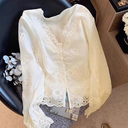 Elegante blusa de manga larga con cuello de pico y encaje calado