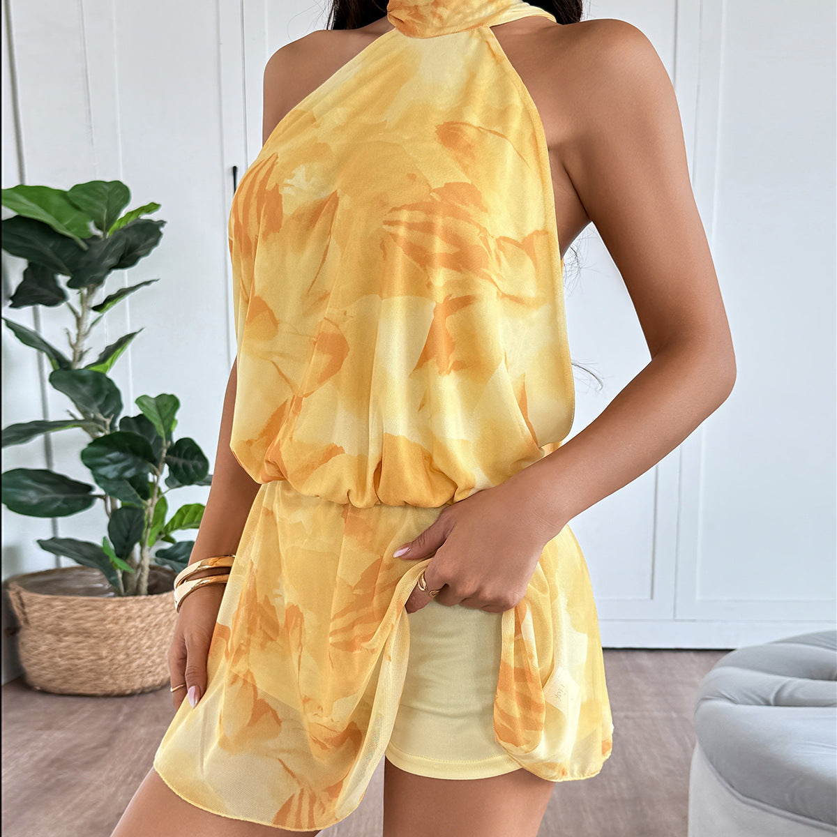 Vestido corto de mujer con cordones en el cuello halter y tirantes finos con estampado amarillo para vacaciones