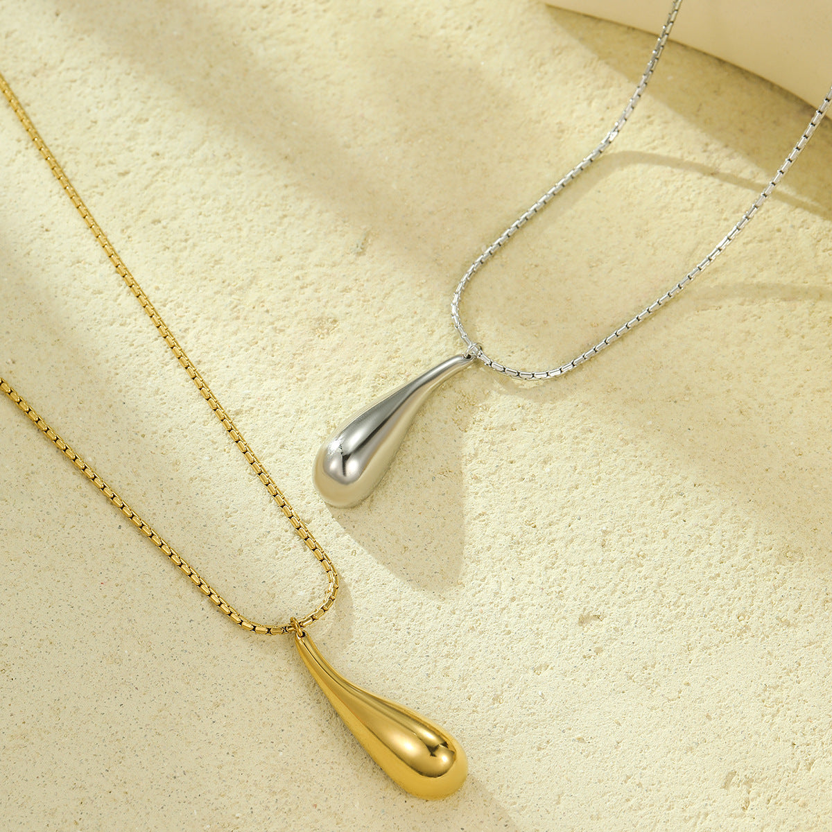Retro Exaggerated Stainless Steel Glossy Water Drop Hollow Out Cutout Embellished Necklace Fashionable All Match 18K Golden Clavicle Chain - Wanita Store
