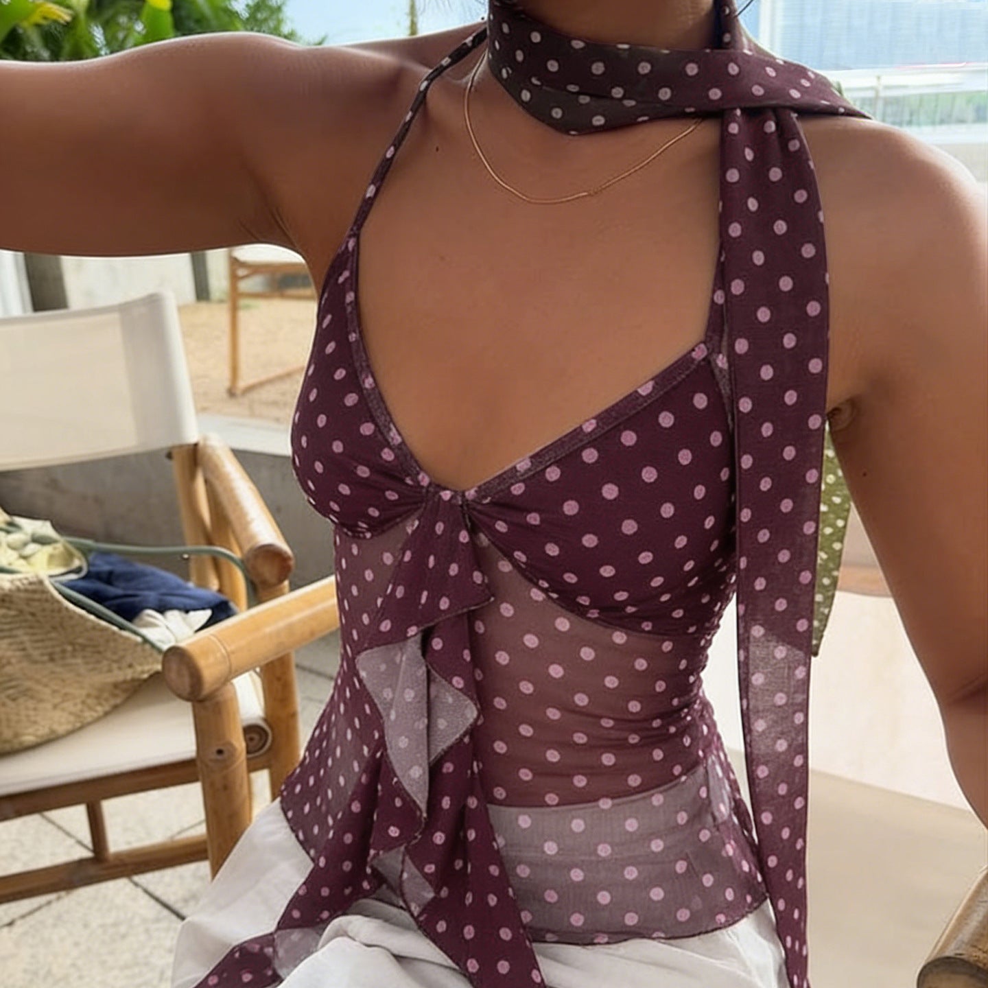 Top sin mangas con fular, costuras de malla, camisola con lazo halter y estampado retro de puntos de madera