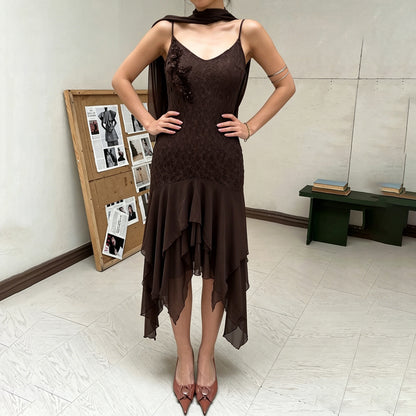 Vestido Cami sin Espalda Sexy con Cuello en V de Encaje Asimétrico Irregular con Aplicaciones Artísticas y Corte en la Cintura