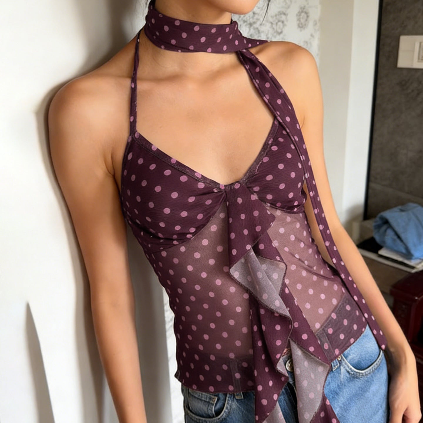 Top sin mangas con fular, costuras de malla, camisola con lazo halter y estampado retro de puntos de madera