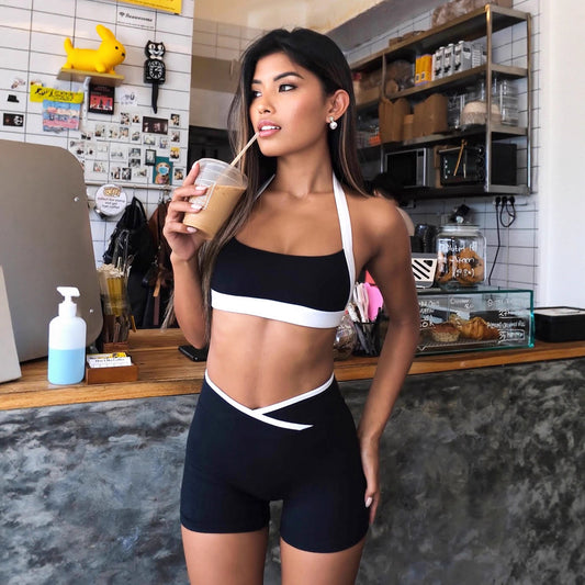 Trajes de dos piezas informales deportivos de yoga con cuello halter corto que combinan colores, shorts con cintura recortada en forma de V y corte ajustado