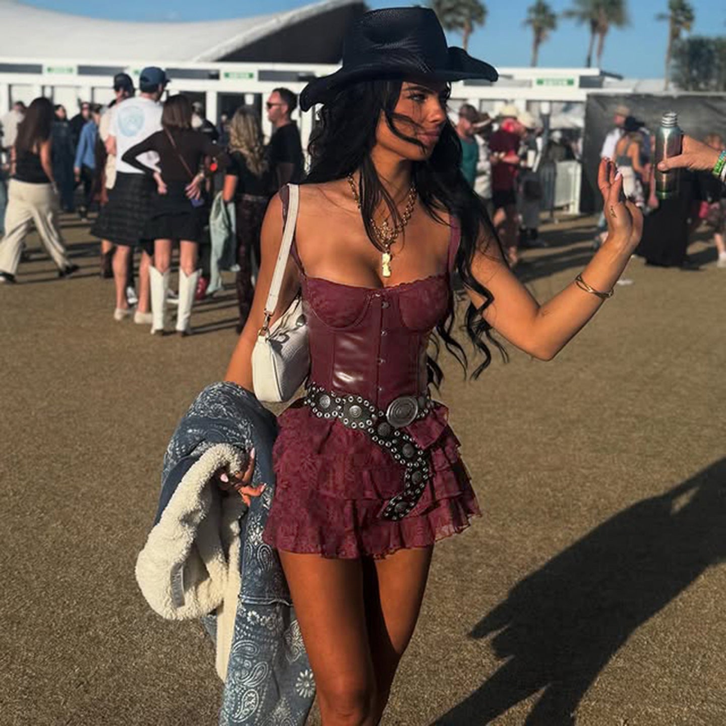 Conjunto de verano de vestido escalonado abullonado con encaje y tirantes de cuero sexy