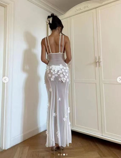 Vestido de encaje sin mangas con cuello de pico y costuras de encaje para mujer con cintura hueca y aberturas.