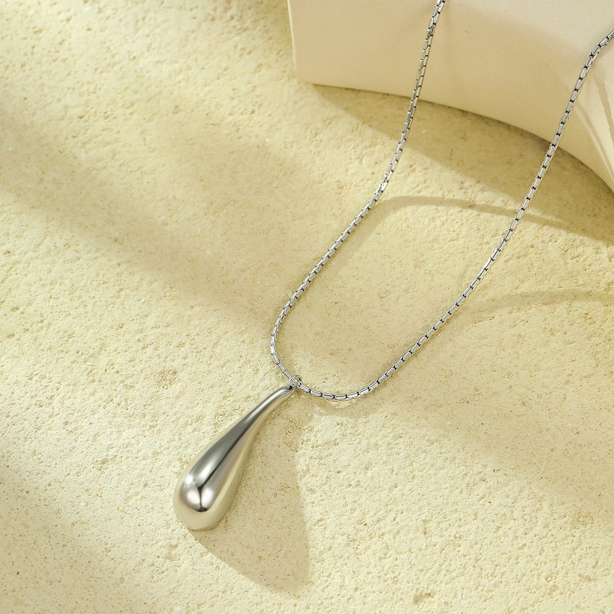 Retro Exaggerated Stainless Steel Glossy Water Drop Hollow Out Cutout Embellished Necklace Fashionable All Match 18K Golden Clavicle Chain - Wanita Store
