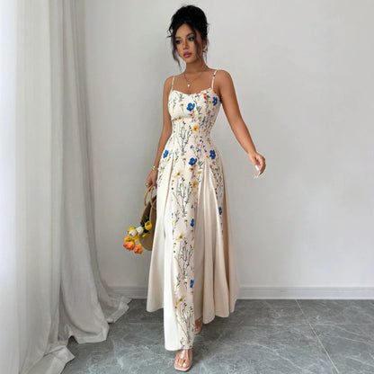 Vestido largo floral elegante de mujer con tirantes y empalmes controlados en la cintura con estampado de verano