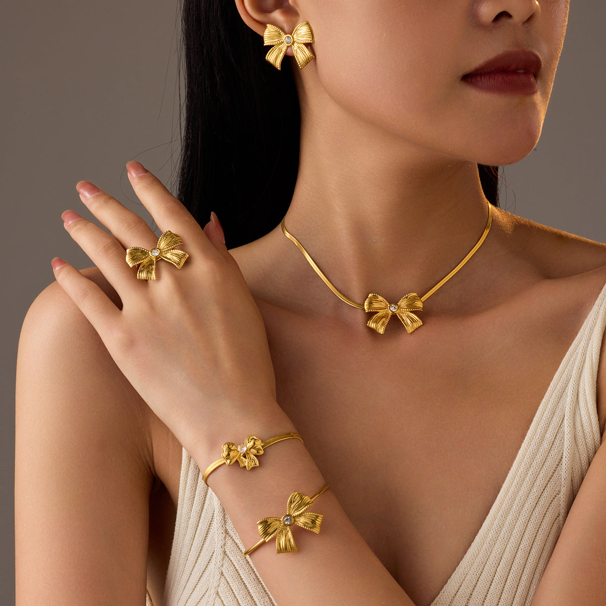 Collier en acier inoxydable avec nœud papillon en diamant pour femme, ensemble de boucles d'oreilles et bagues haut de gamme assorties
