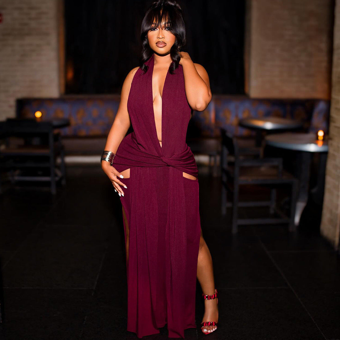 Vestido de mujer sexy con cuello halter, escote pronunciado en V, sin espalda y con abertura de color liso