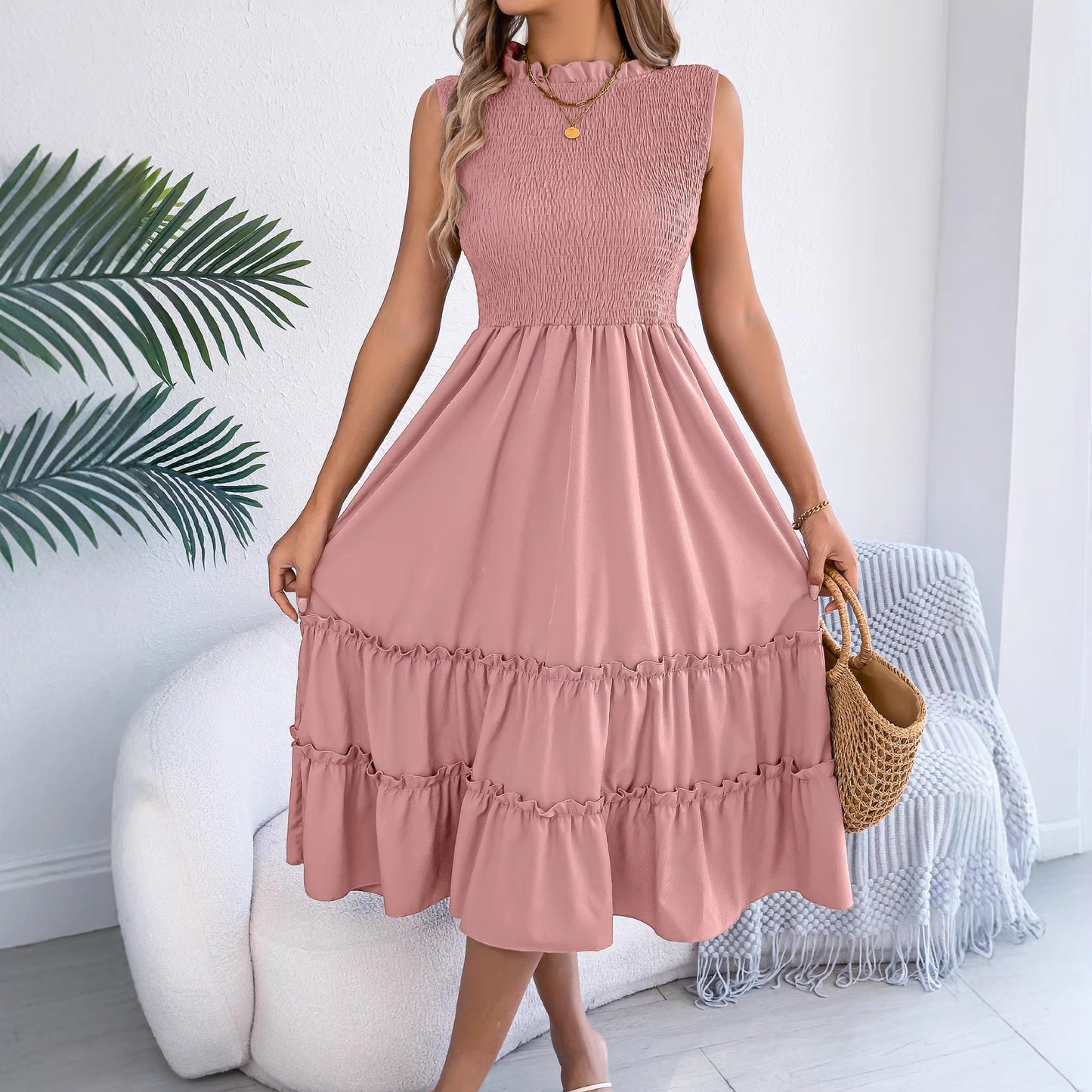 Vestido de verano informal sin mangas con cintura fruncida, corte ajustado, orejas de madera y falda acampanada grande. Ropa de mujer de stand independiente.